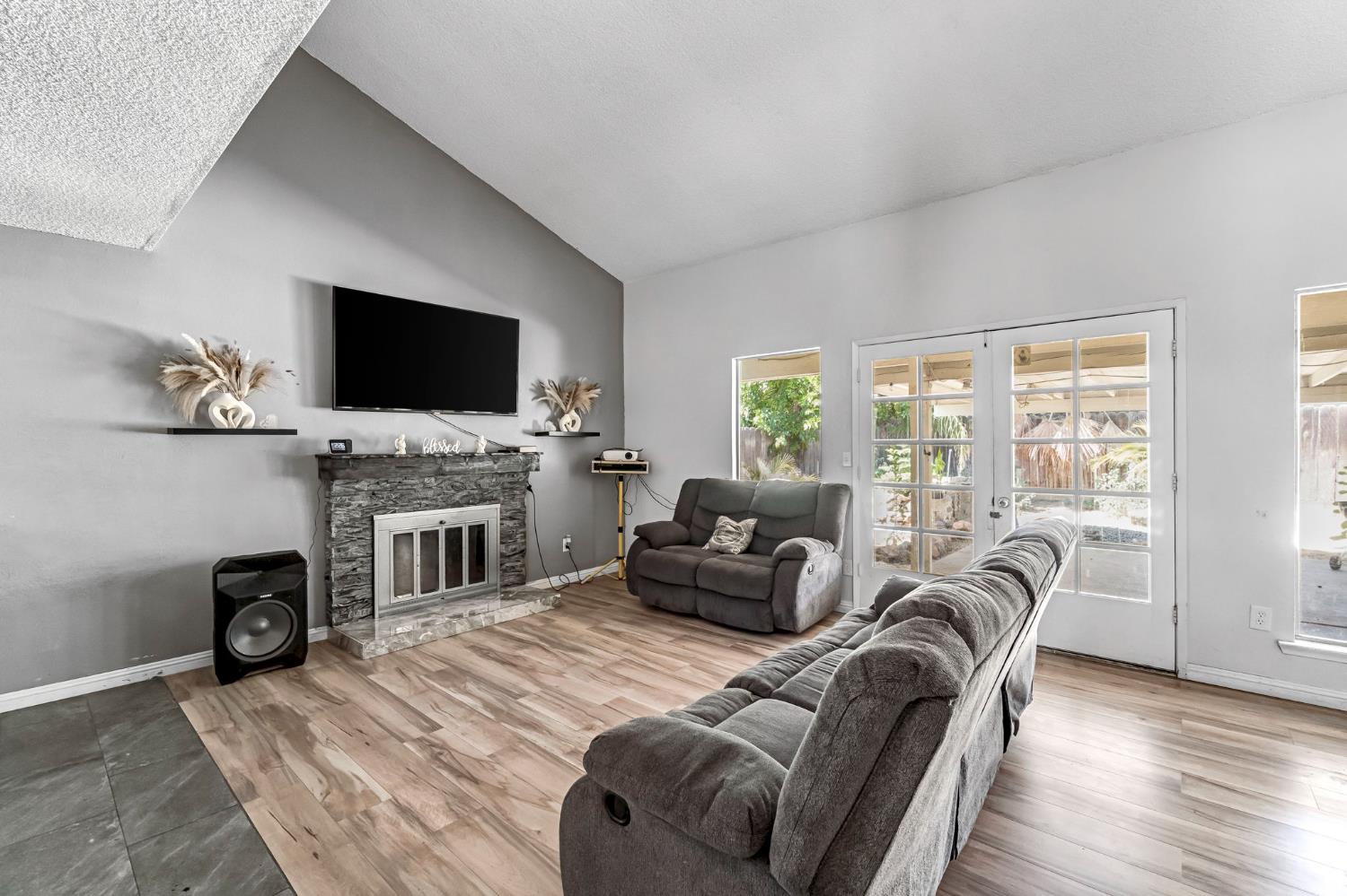 4883 E Geary St, Fresno, CA 93725