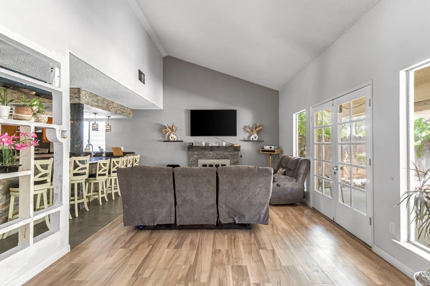 4883 E Geary St, Fresno, CA 93725