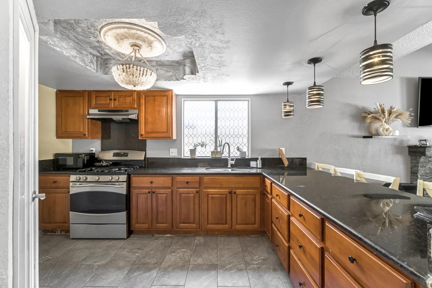 4883 E Geary St, Fresno, CA 93725