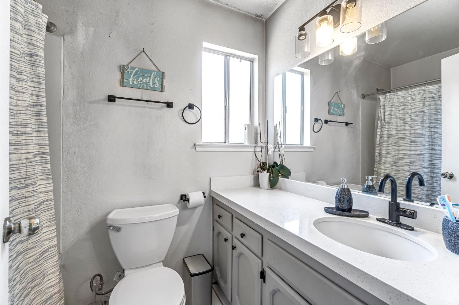 4883 E Geary St, Fresno, CA 93725