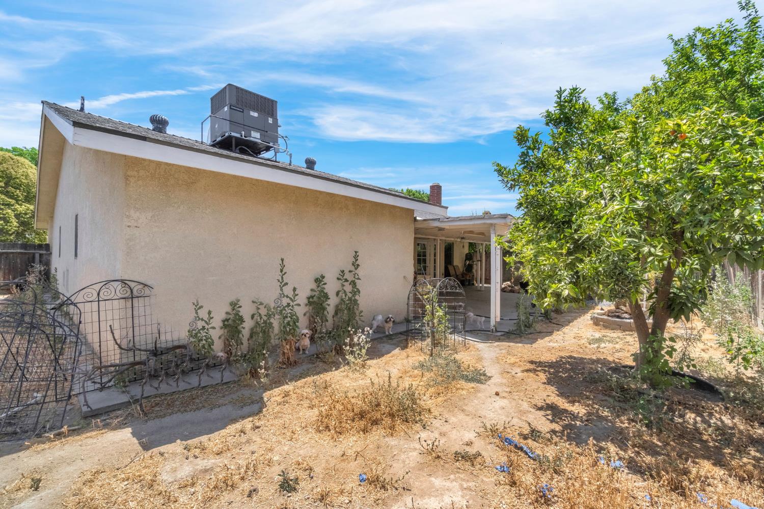 4883 E Geary St, Fresno, CA 93725