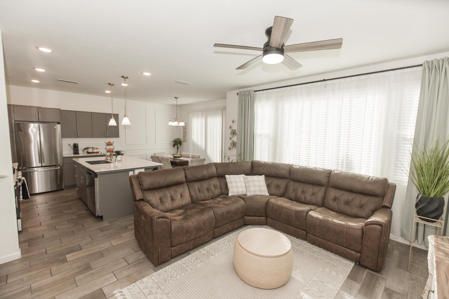 2020 N Ralph Ln, Clovis, CA 93619