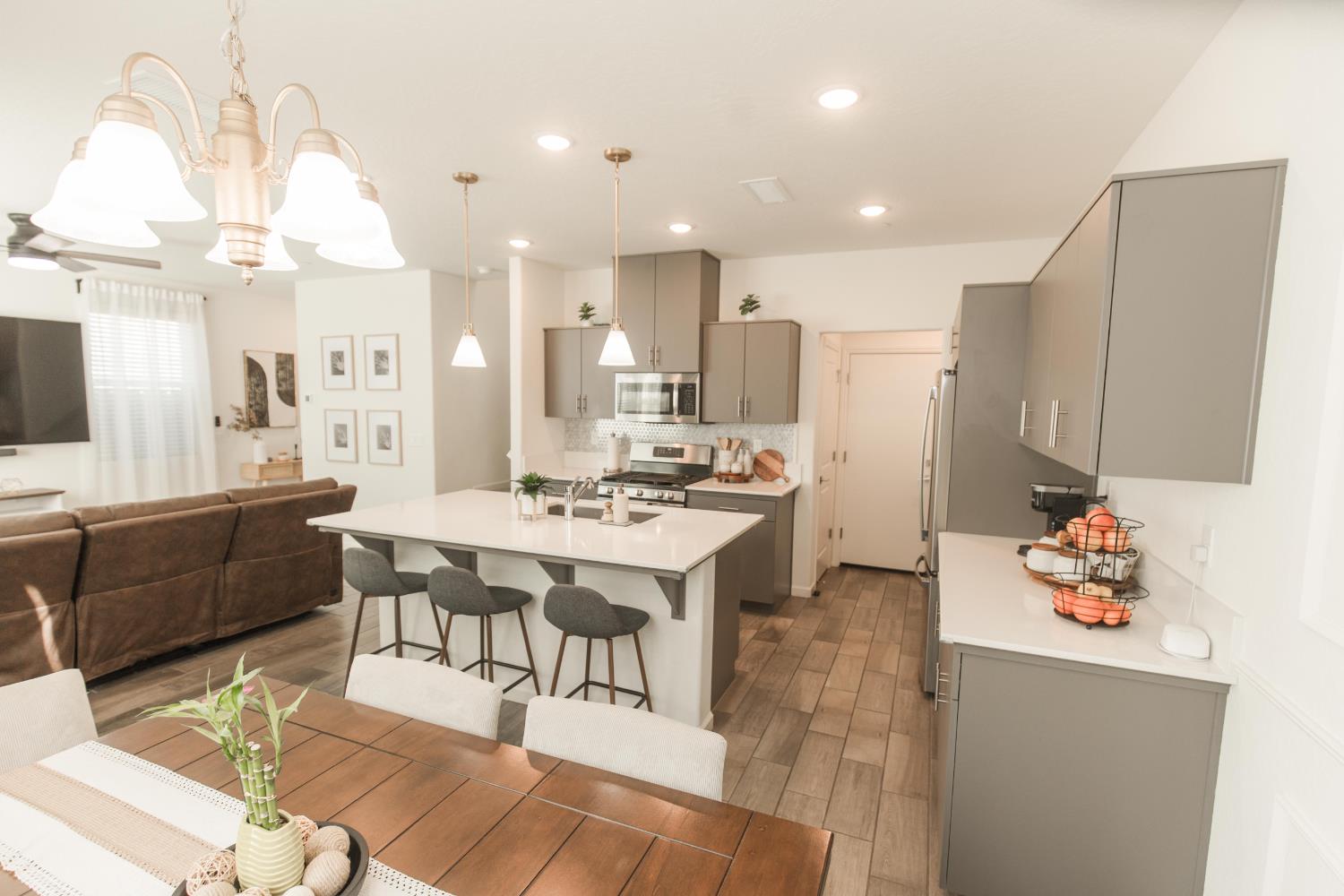 2020 N Ralph Ln, Clovis, CA 93619