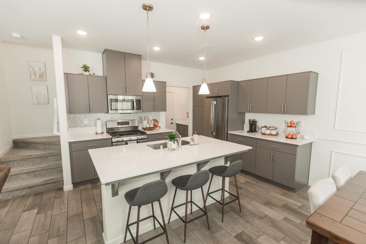 2020 N Ralph Ln, Clovis, CA 93619