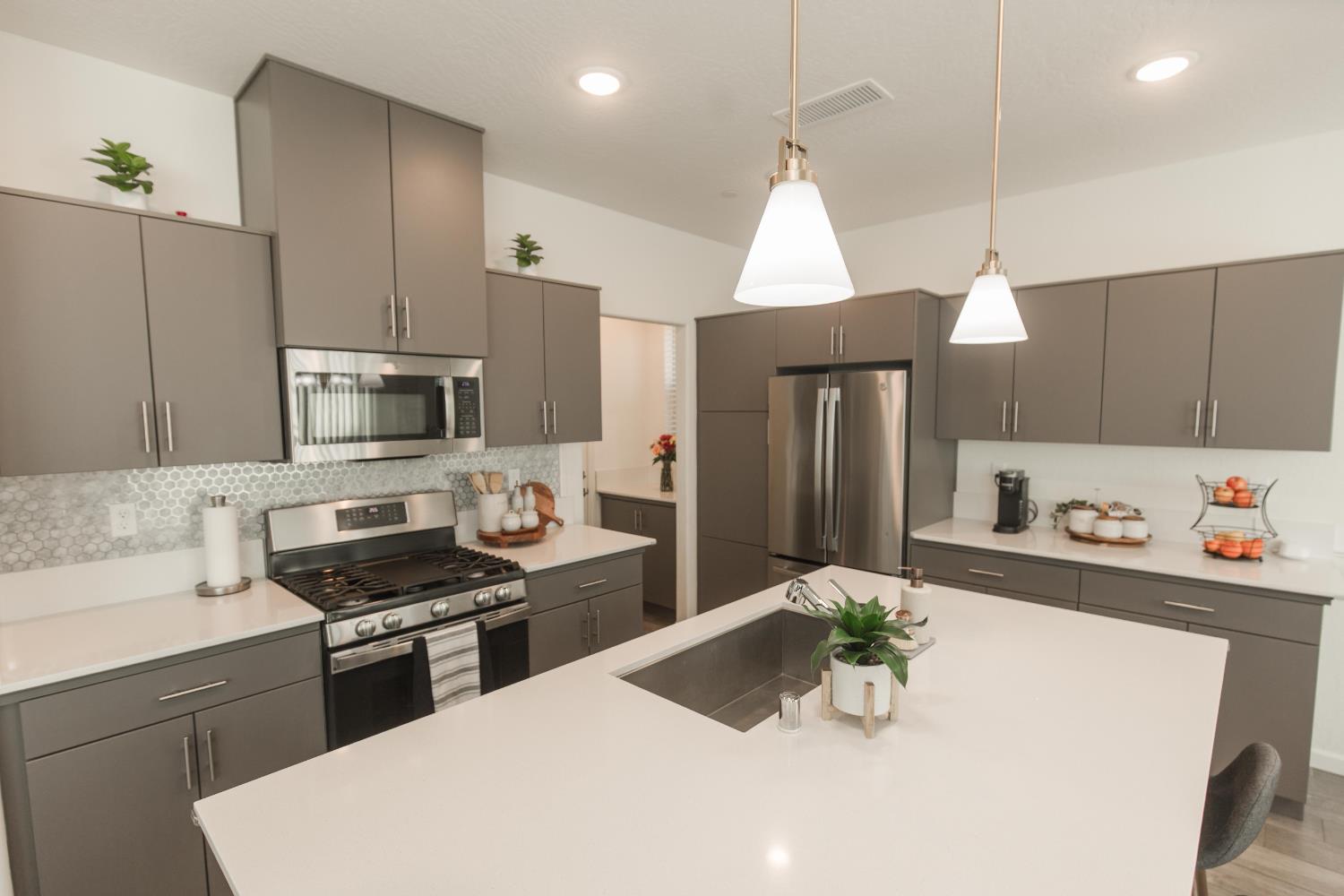 2020 N Ralph Ln, Clovis, CA 93619