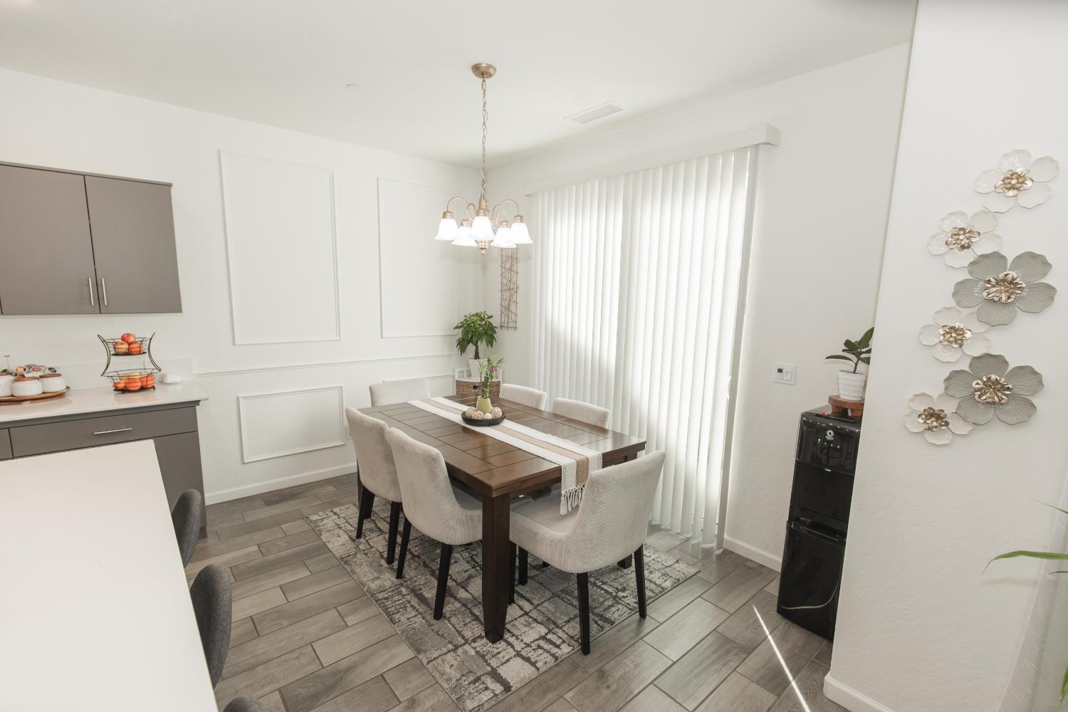 2020 N Ralph Ln, Clovis, CA 93619