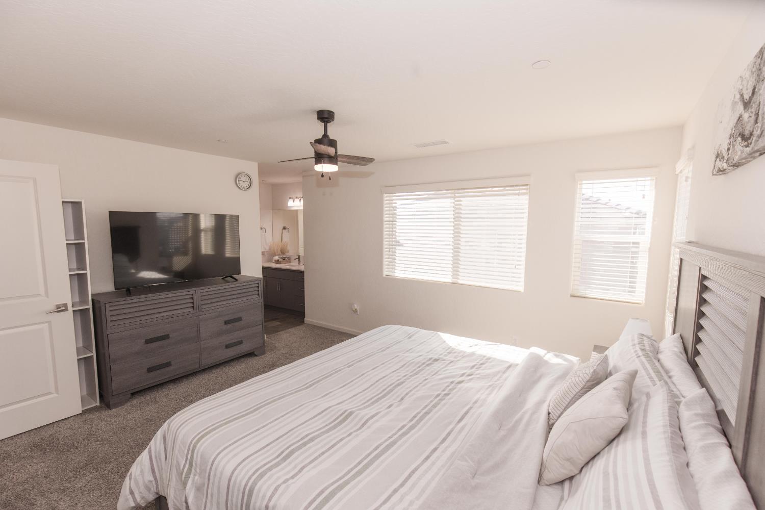 2020 N Ralph Ln, Clovis, CA 93619