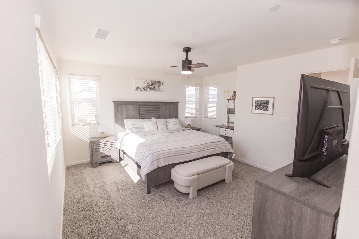 2020 N Ralph Ln, Clovis, CA 93619