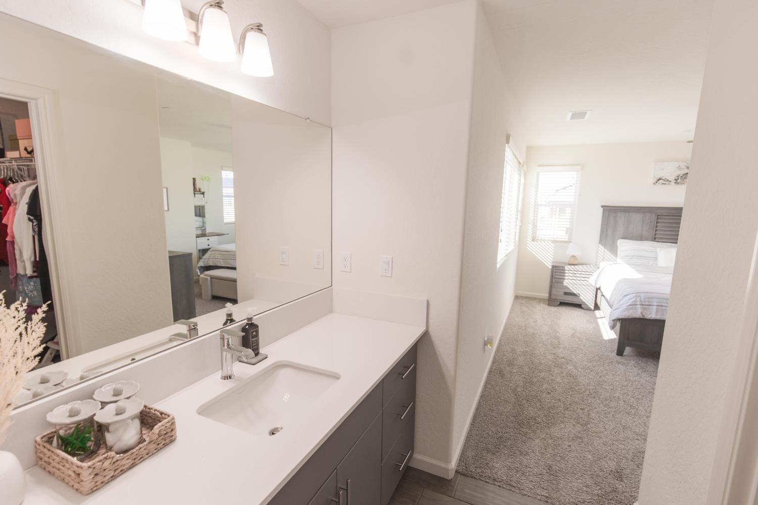 2020 N Ralph Ln, Clovis, CA 93619