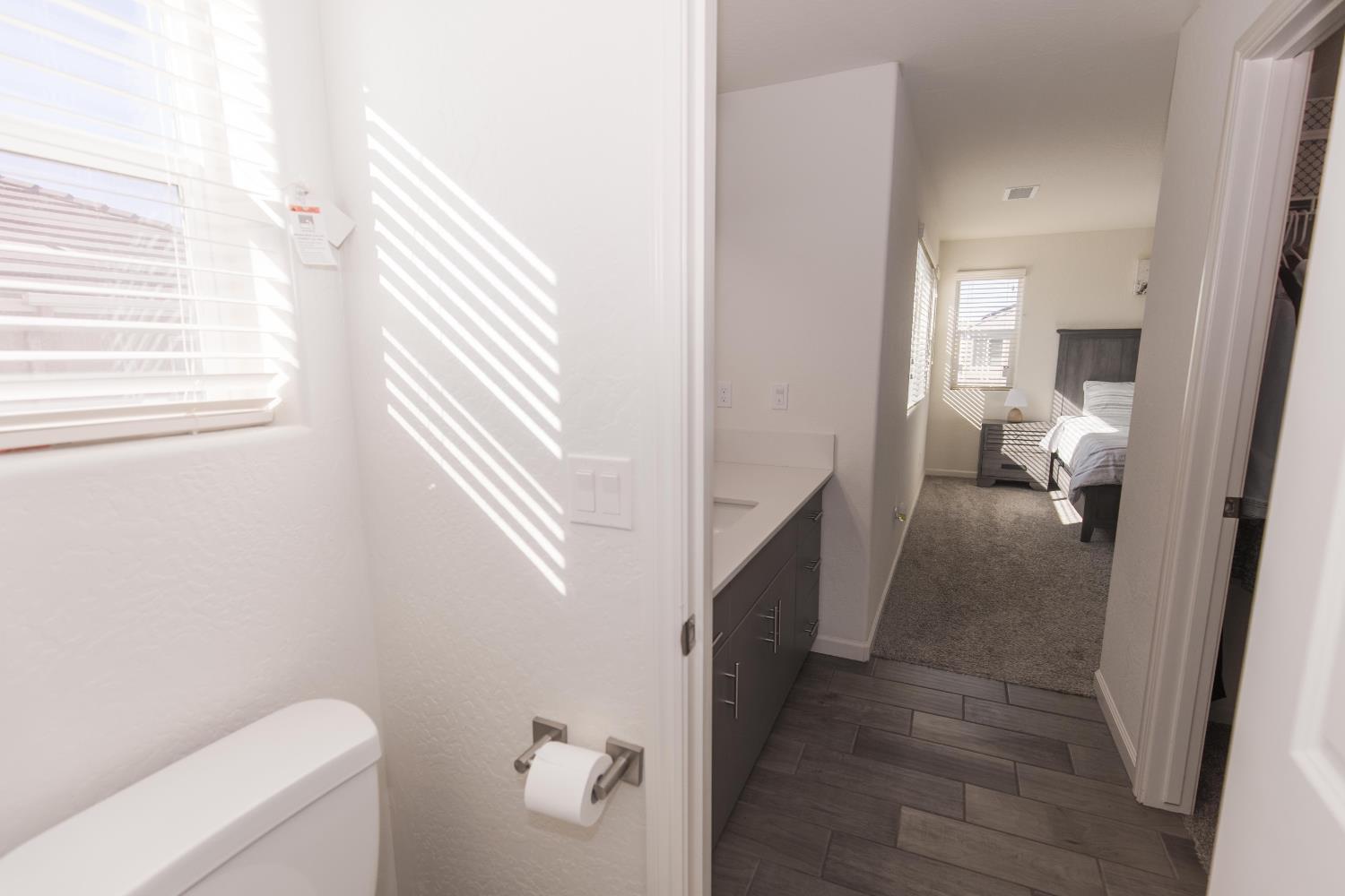 2020 N Ralph Ln, Clovis, CA 93619