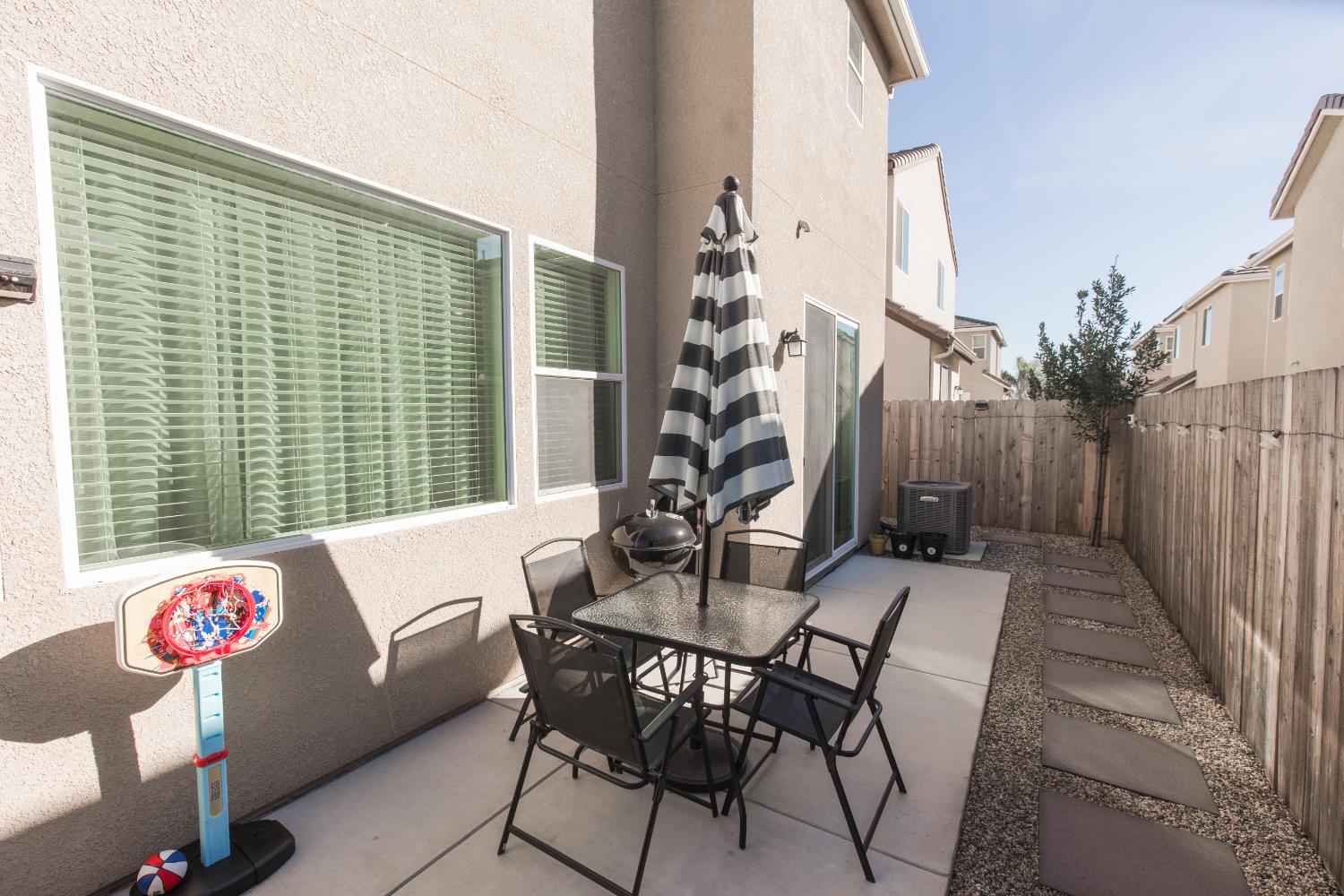 2020 N Ralph Ln, Clovis, CA 93619