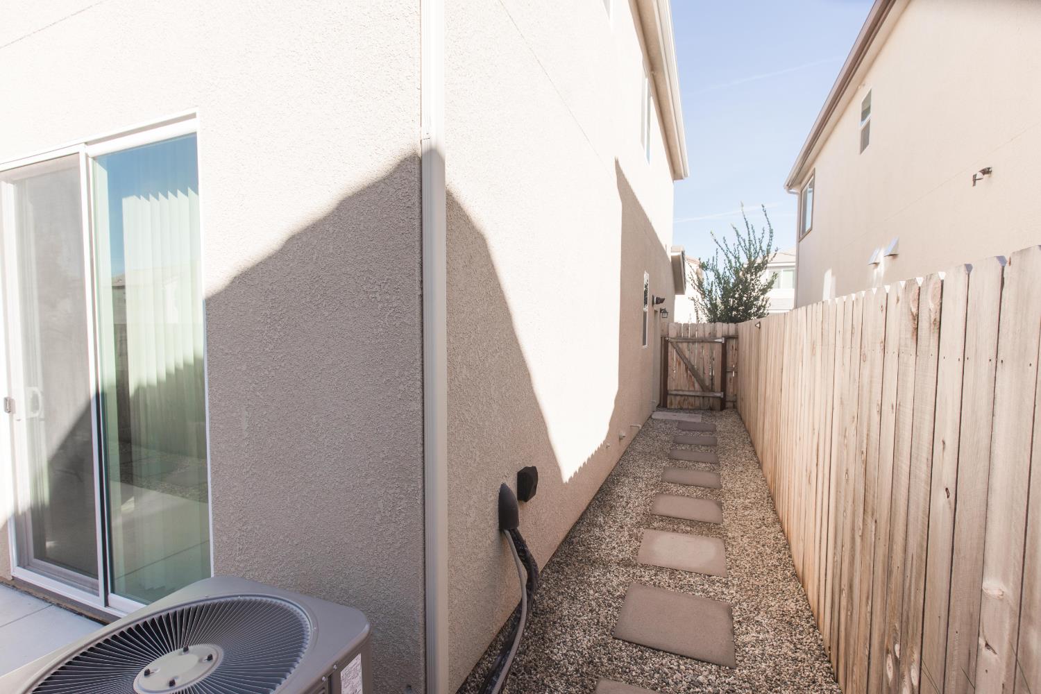 2020 N Ralph Ln, Clovis, CA 93619