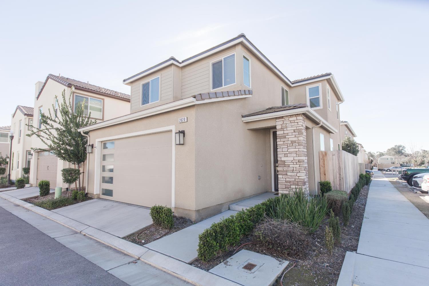 2020 N Ralph Ln, Clovis, CA 93619