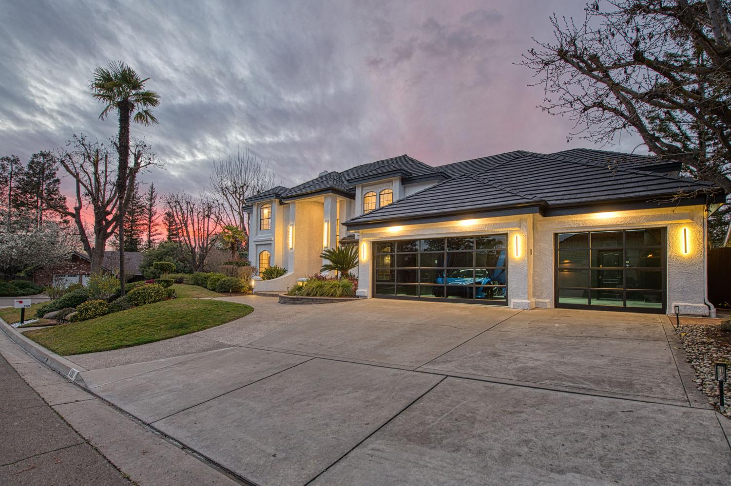 9381 N Woodmont Dr, Fresno, CA 93720