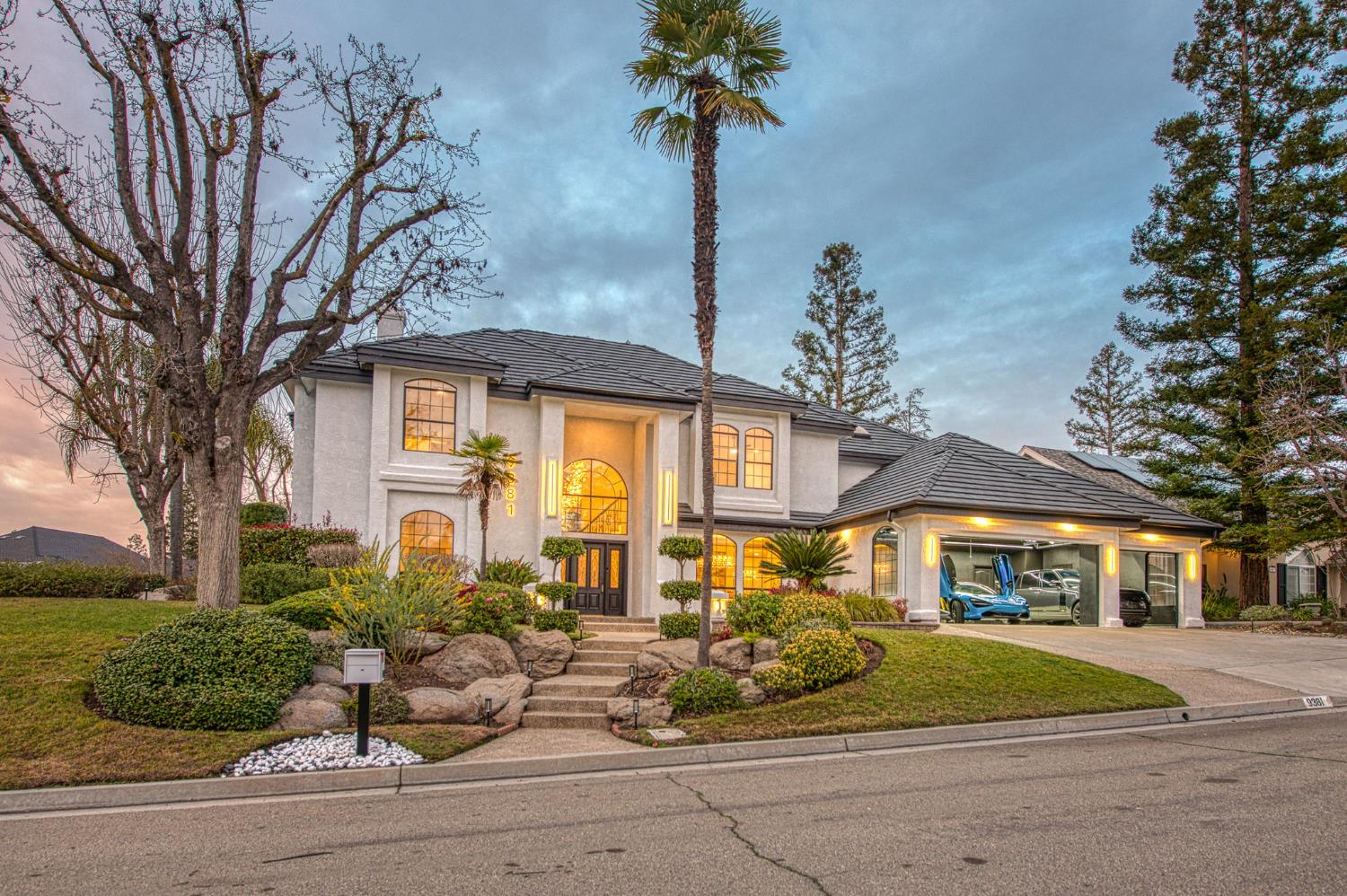 9381 N Woodmont Dr, Fresno, CA 93720