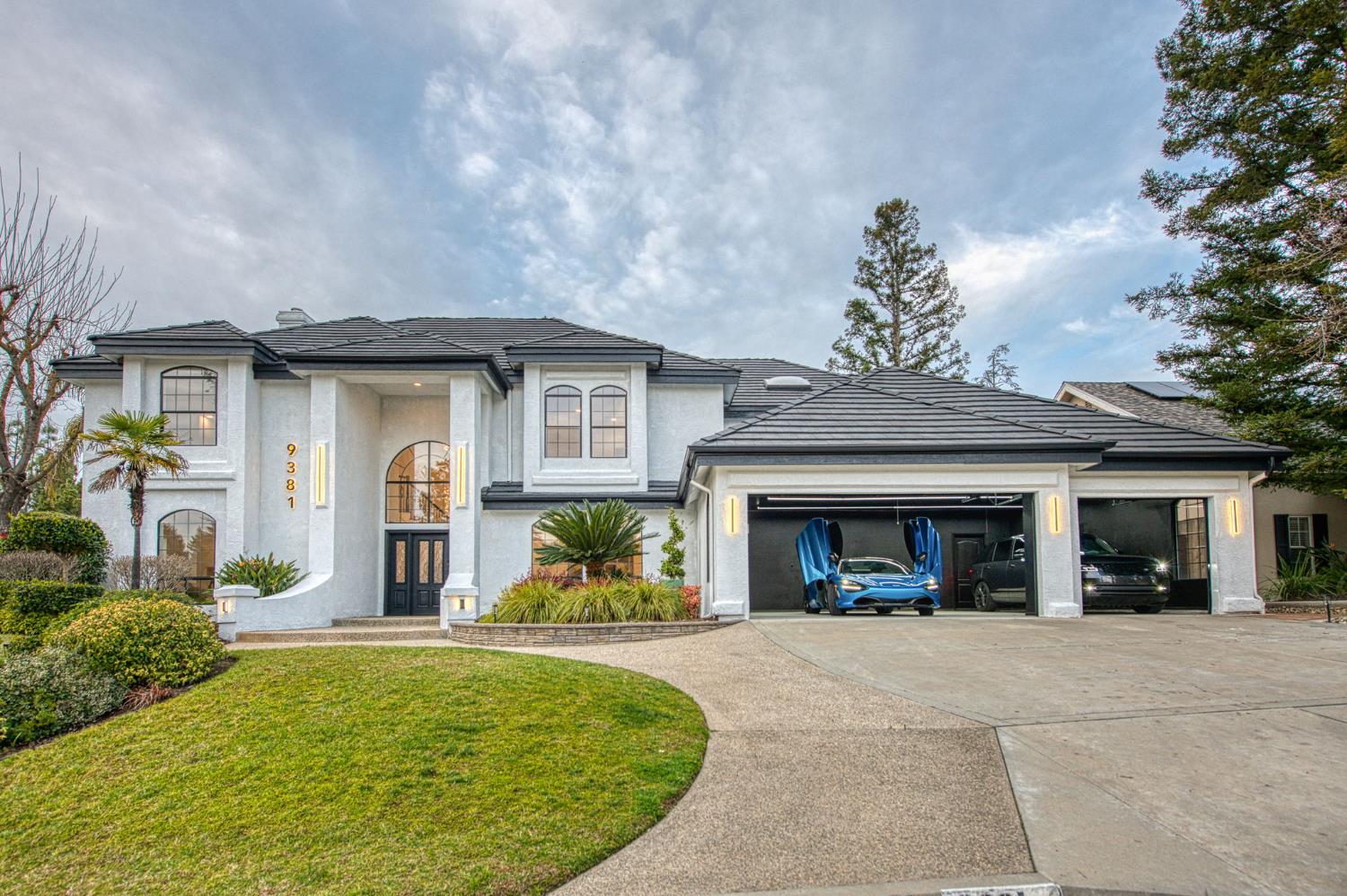 9381 N Woodmont Dr, Fresno, CA 93720