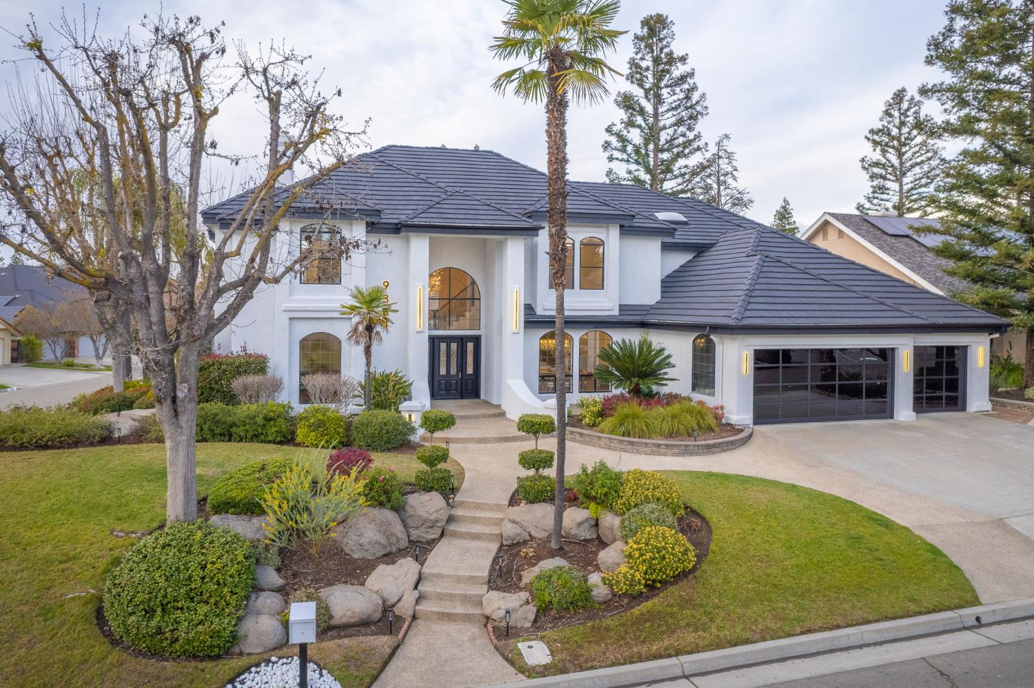 9381 N Woodmont Dr, Fresno, CA 93720