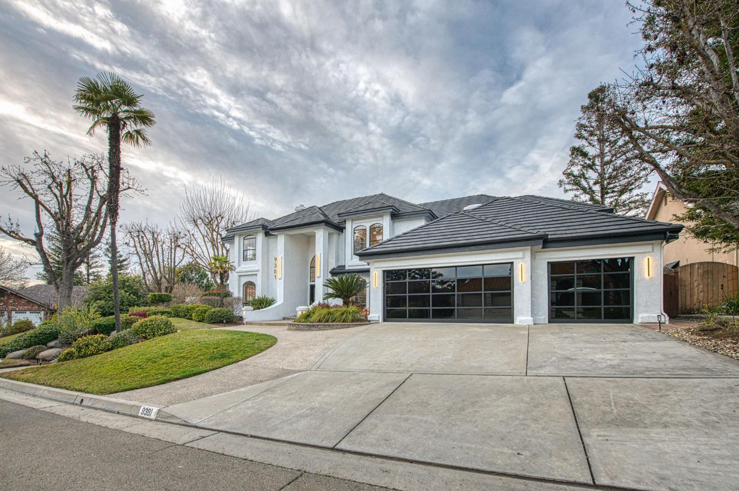 9381 N Woodmont Dr, Fresno, CA 93720