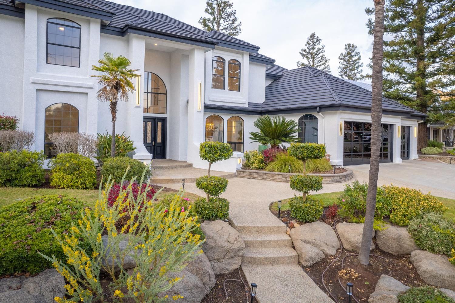 9381 N Woodmont Dr, Fresno, CA 93720