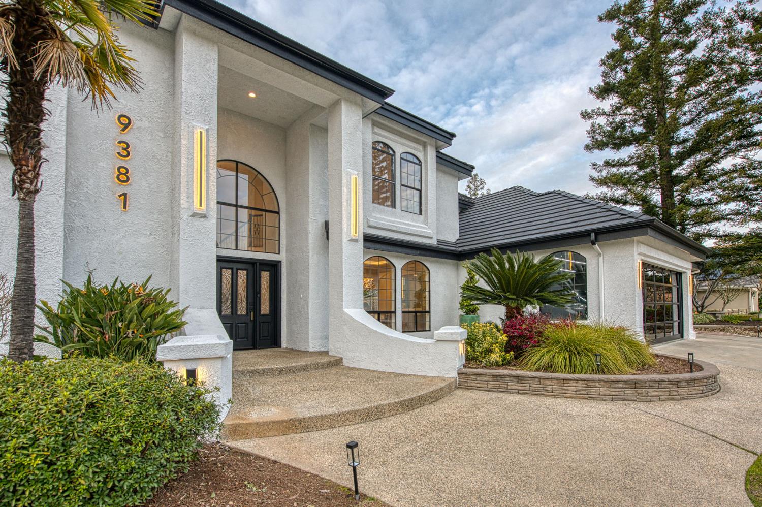 9381 N Woodmont Dr, Fresno, CA 93720