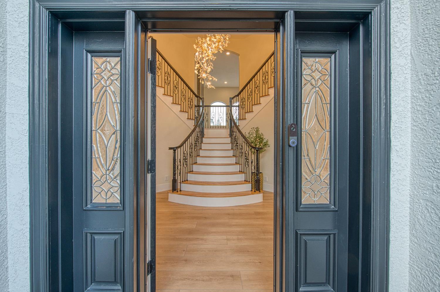 9381 N Woodmont Dr, Fresno, CA 93720