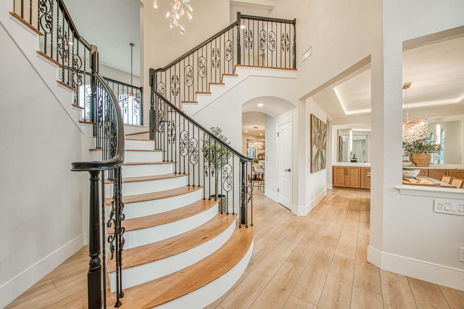 9381 N Woodmont Dr, Fresno, CA 93720