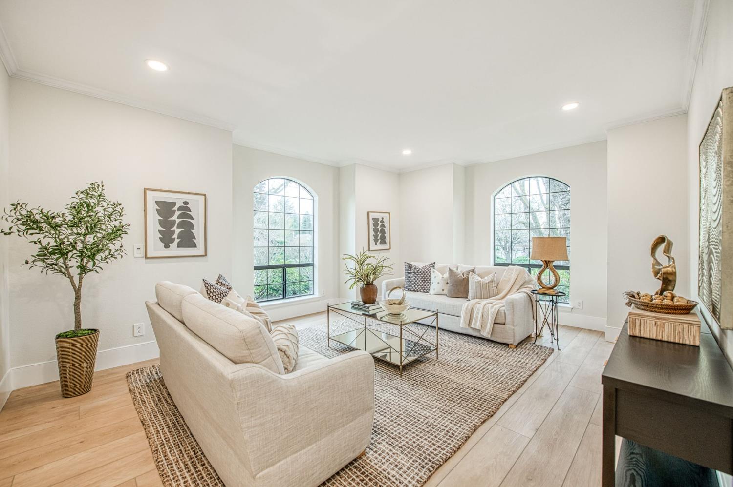 9381 N Woodmont Dr, Fresno, CA 93720