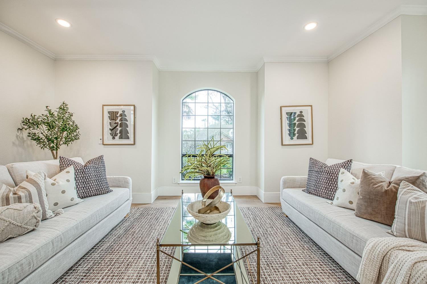 9381 N Woodmont Dr, Fresno, CA 93720