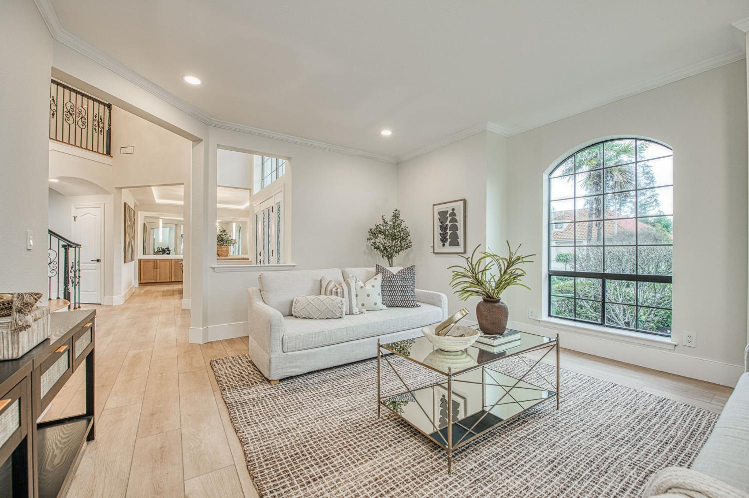 9381 N Woodmont Dr, Fresno, CA 93720