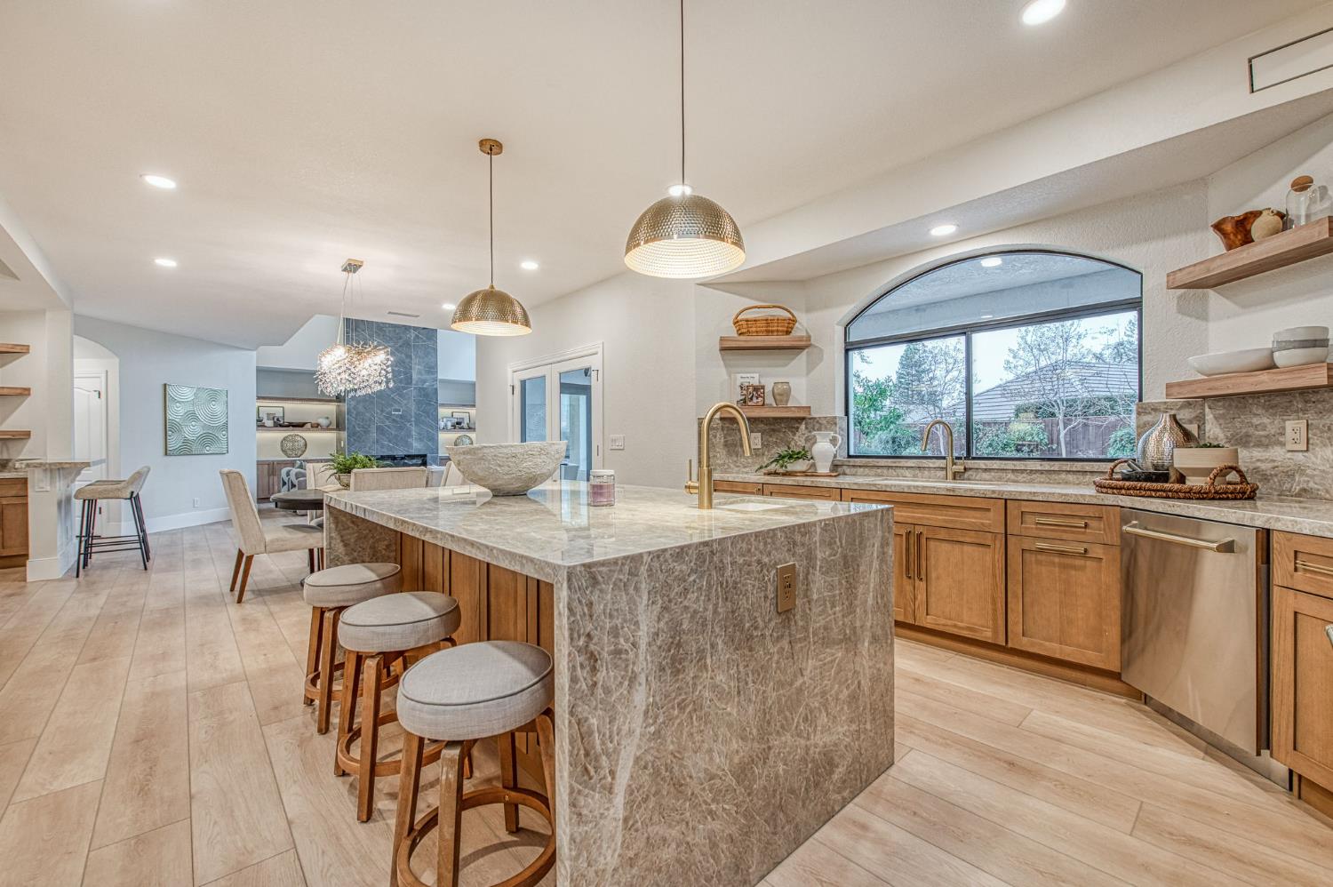 9381 N Woodmont Dr, Fresno, CA 93720