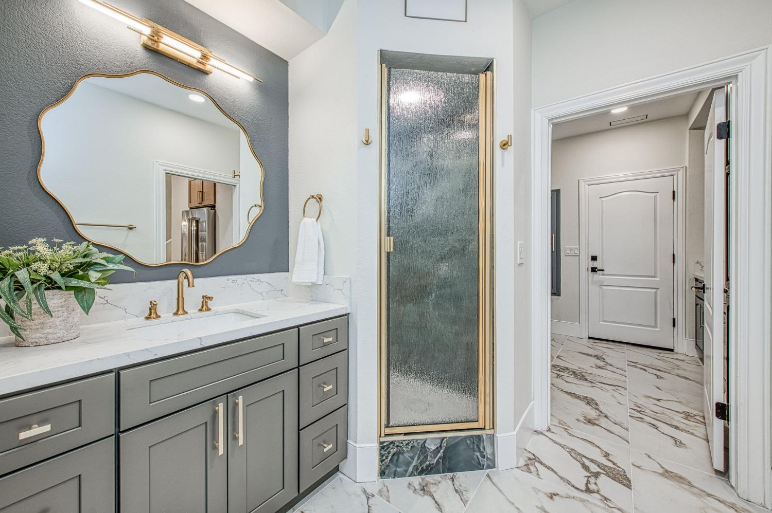 9381 N Woodmont Dr, Fresno, CA 93720