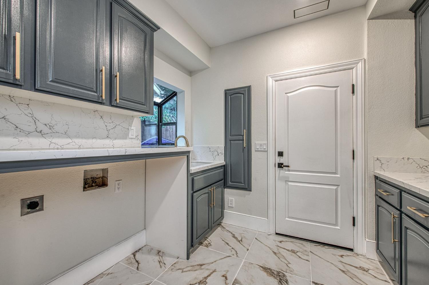 9381 N Woodmont Dr, Fresno, CA 93720