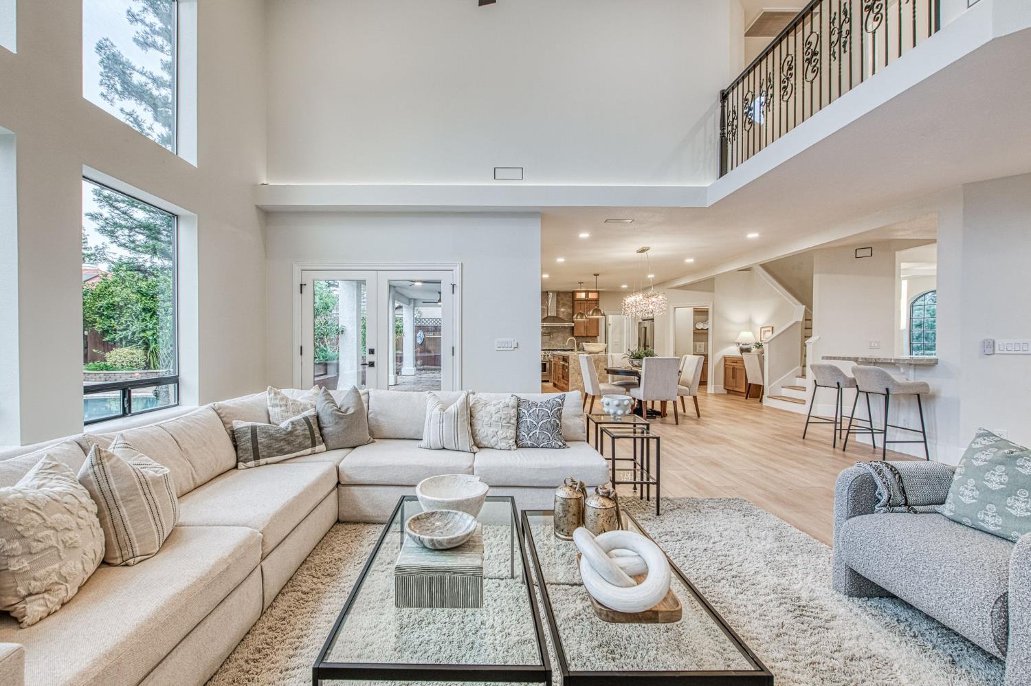 9381 N Woodmont Dr, Fresno, CA 93720