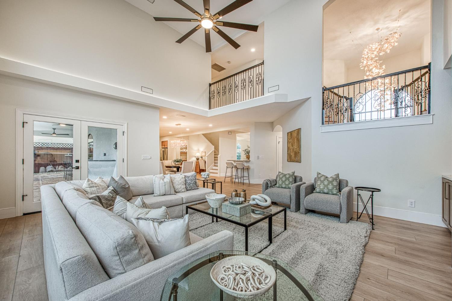 9381 N Woodmont Dr, Fresno, CA 93720