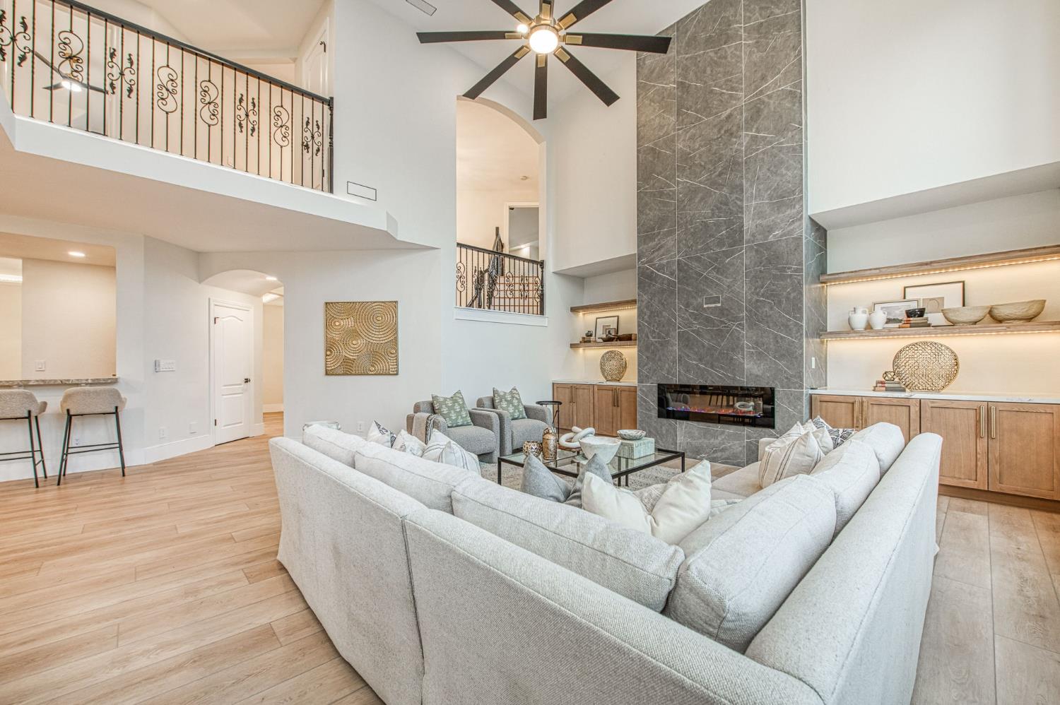 9381 N Woodmont Dr, Fresno, CA 93720