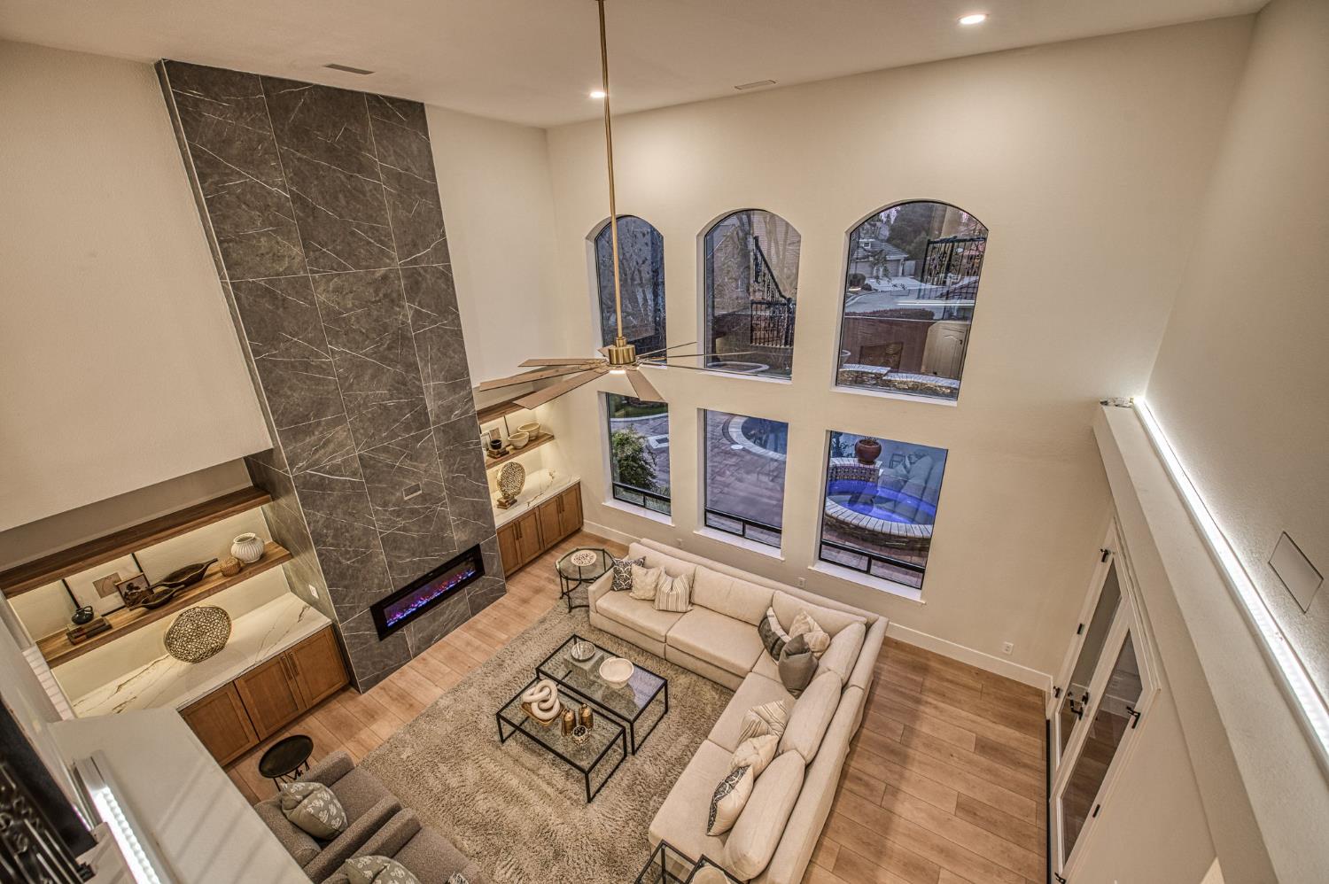 9381 N Woodmont Dr, Fresno, CA 93720