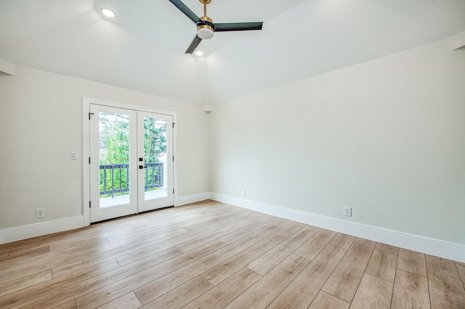 9381 N Woodmont Dr, Fresno, CA 93720