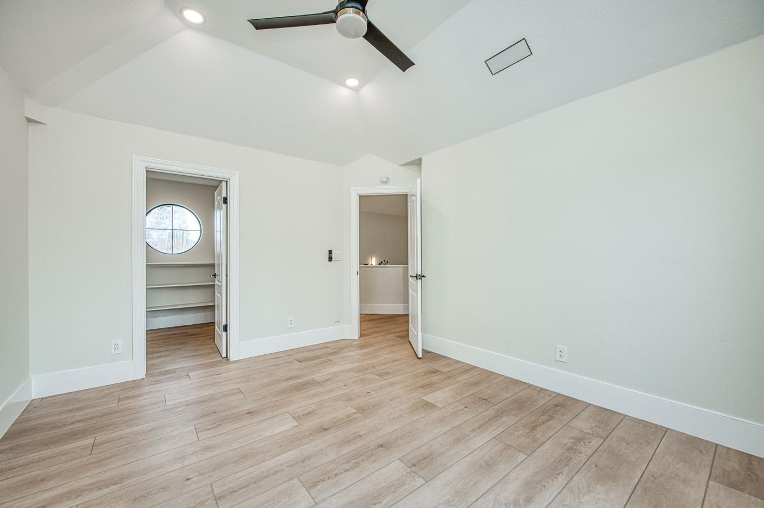 9381 N Woodmont Dr, Fresno, CA 93720