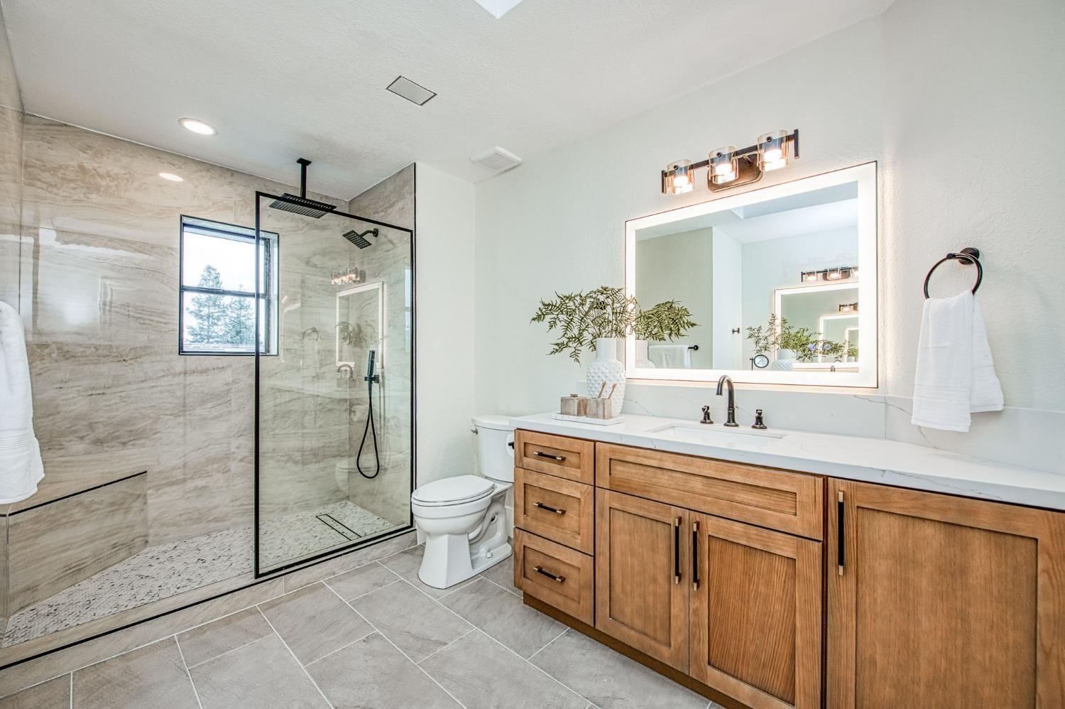 9381 N Woodmont Dr, Fresno, CA 93720