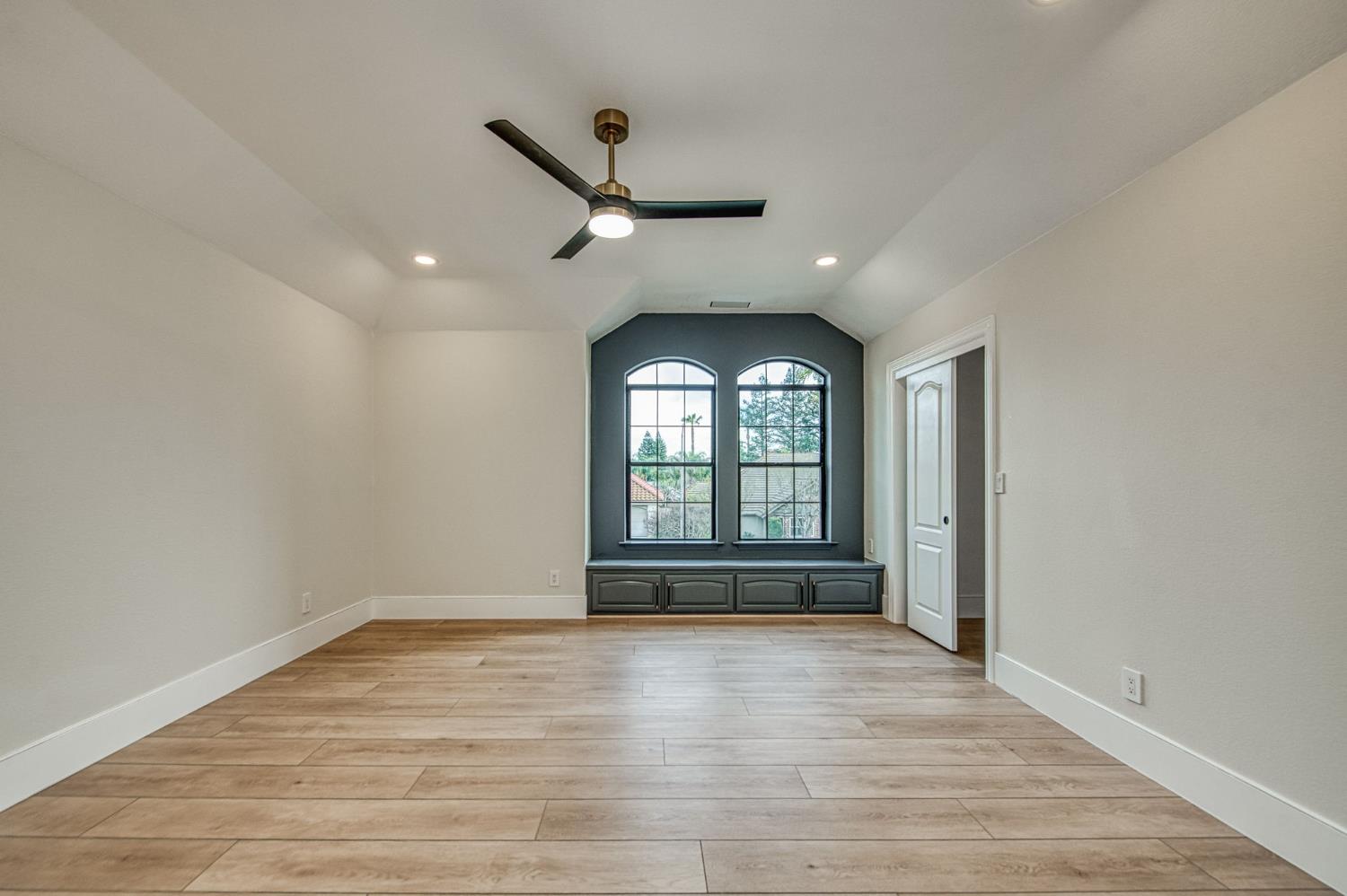 9381 N Woodmont Dr, Fresno, CA 93720