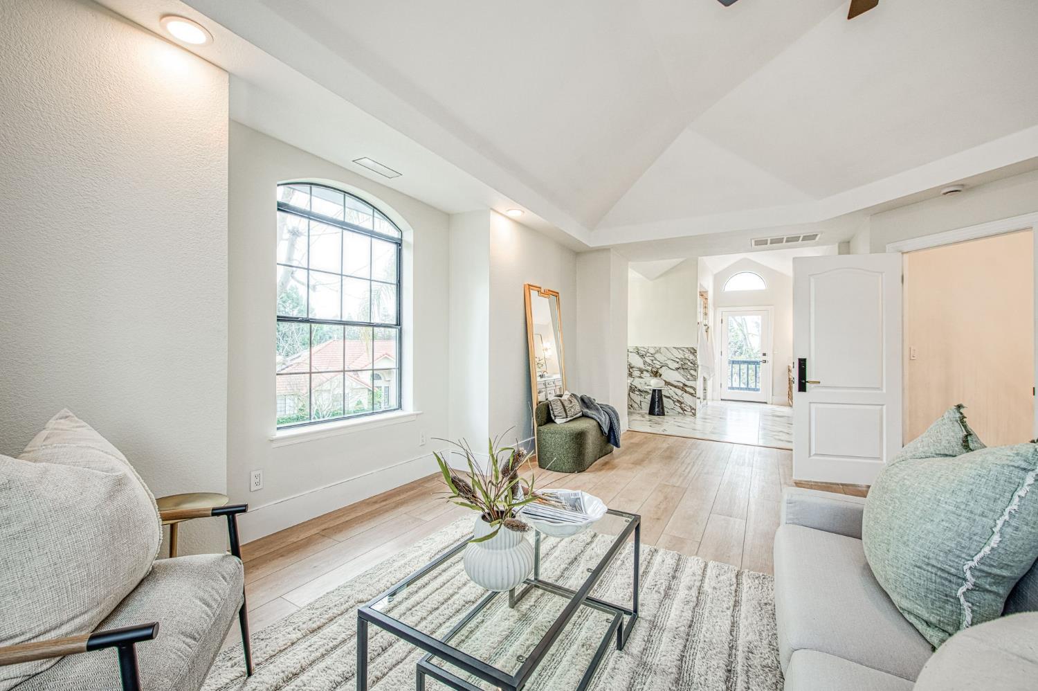 9381 N Woodmont Dr, Fresno, CA 93720