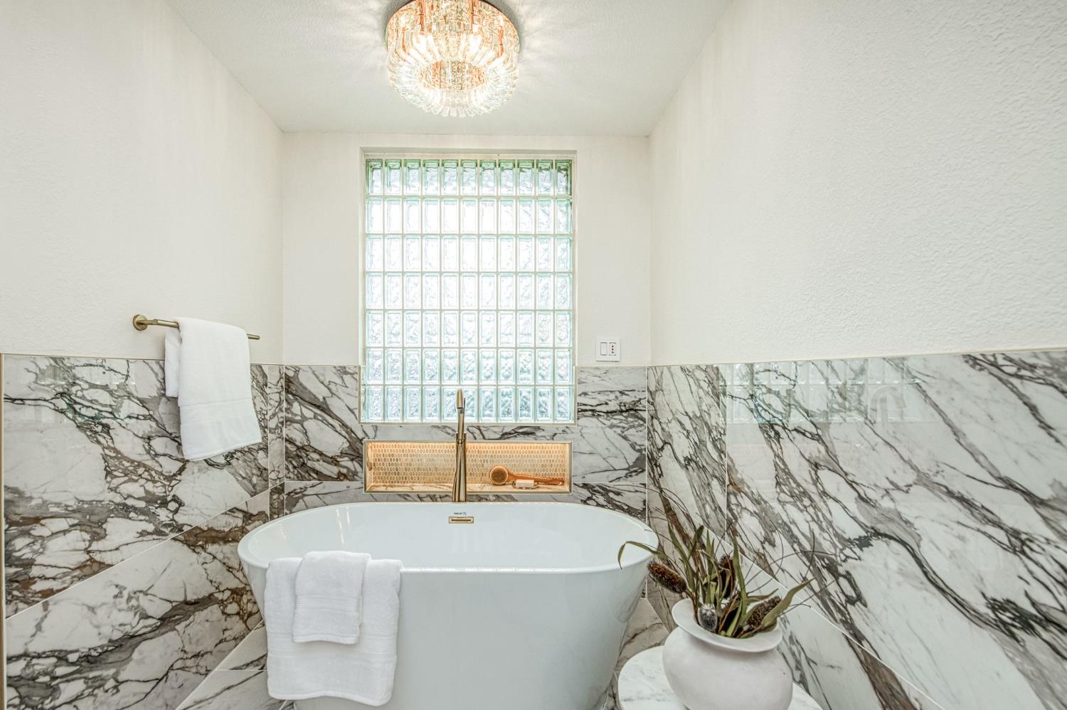 9381 N Woodmont Dr, Fresno, CA 93720