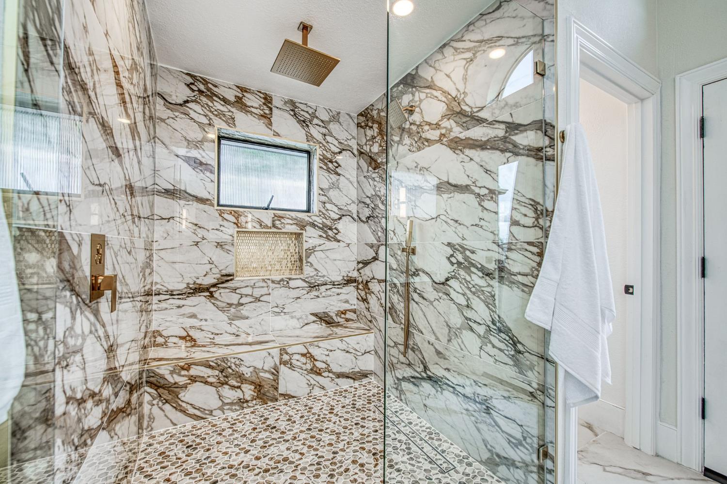 9381 N Woodmont Dr, Fresno, CA 93720