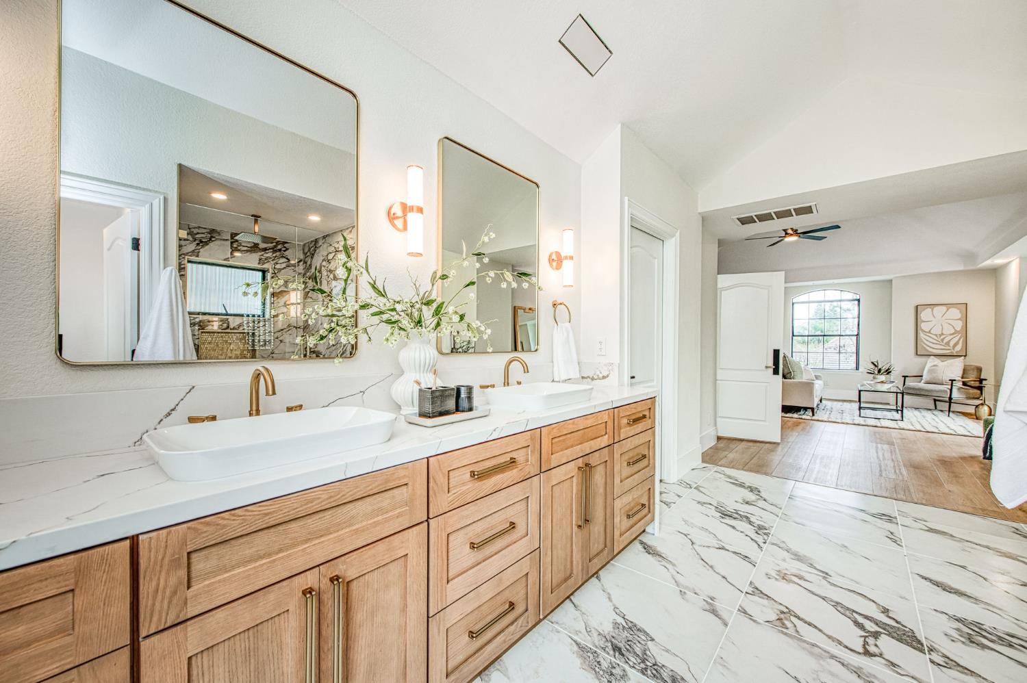 9381 N Woodmont Dr, Fresno, CA 93720