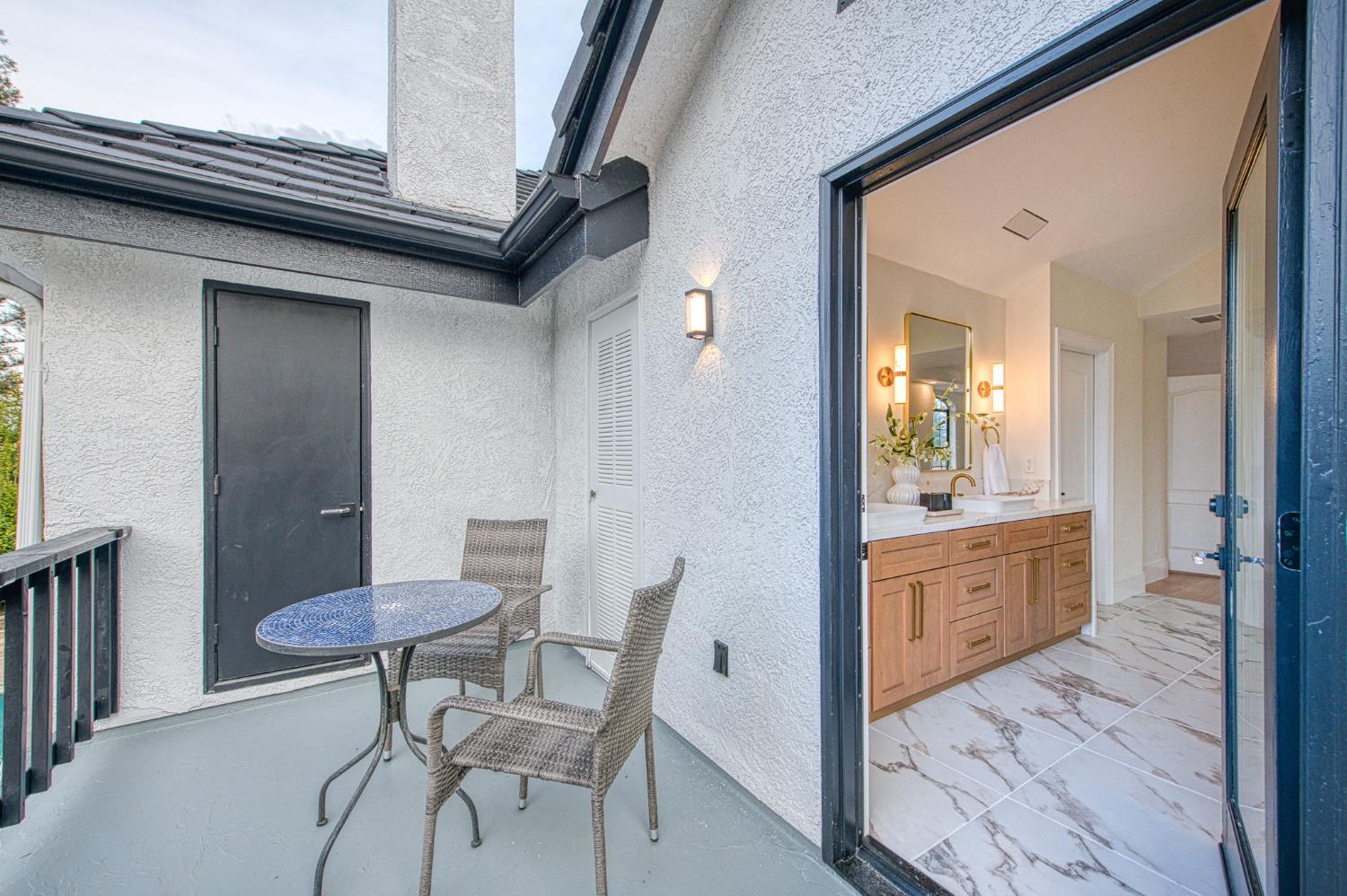 9381 N Woodmont Dr, Fresno, CA 93720