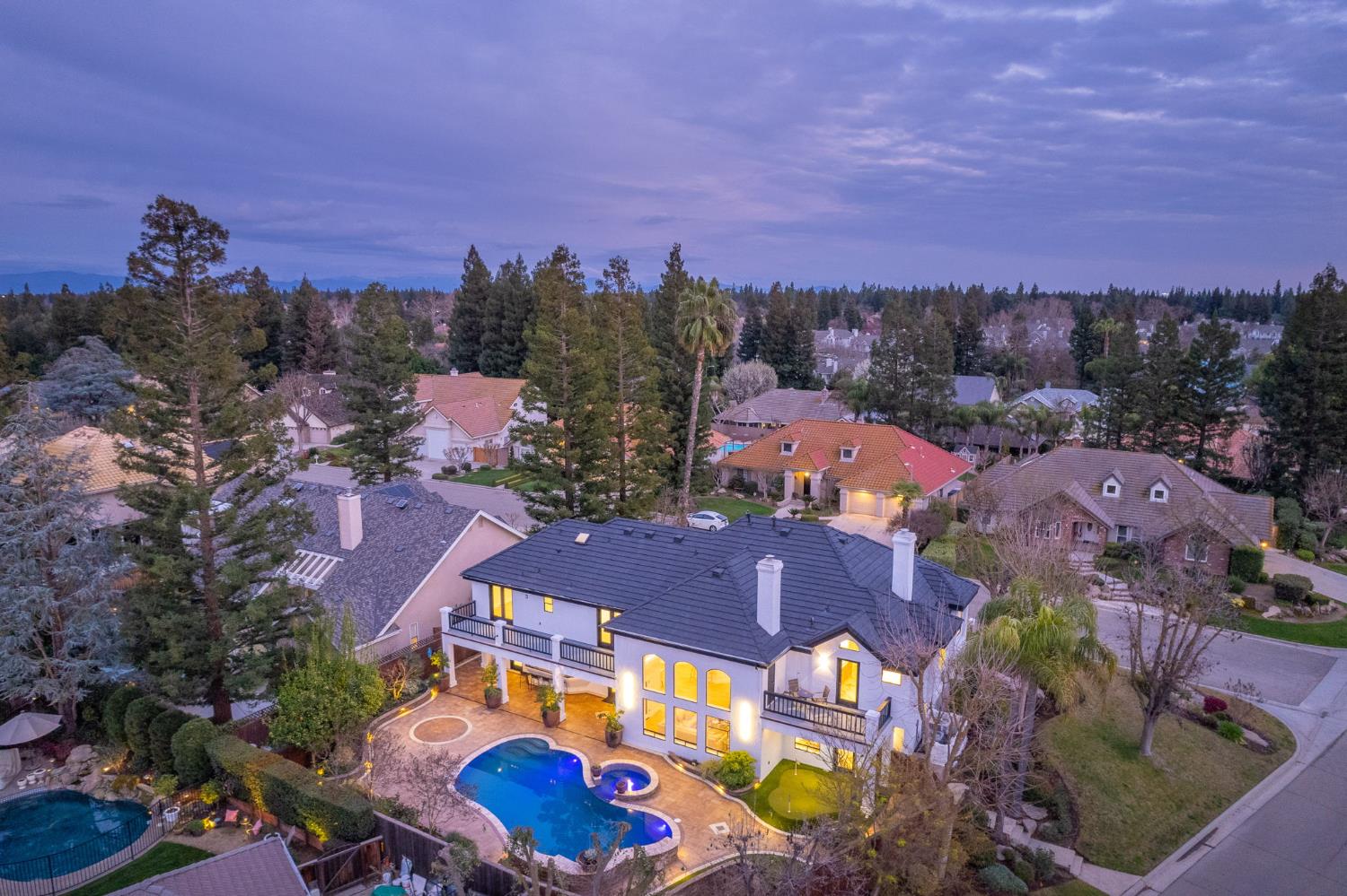 9381 N Woodmont Dr, Fresno, CA 93720