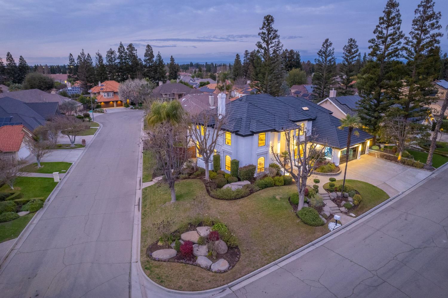 9381 N Woodmont Dr, Fresno, CA 93720