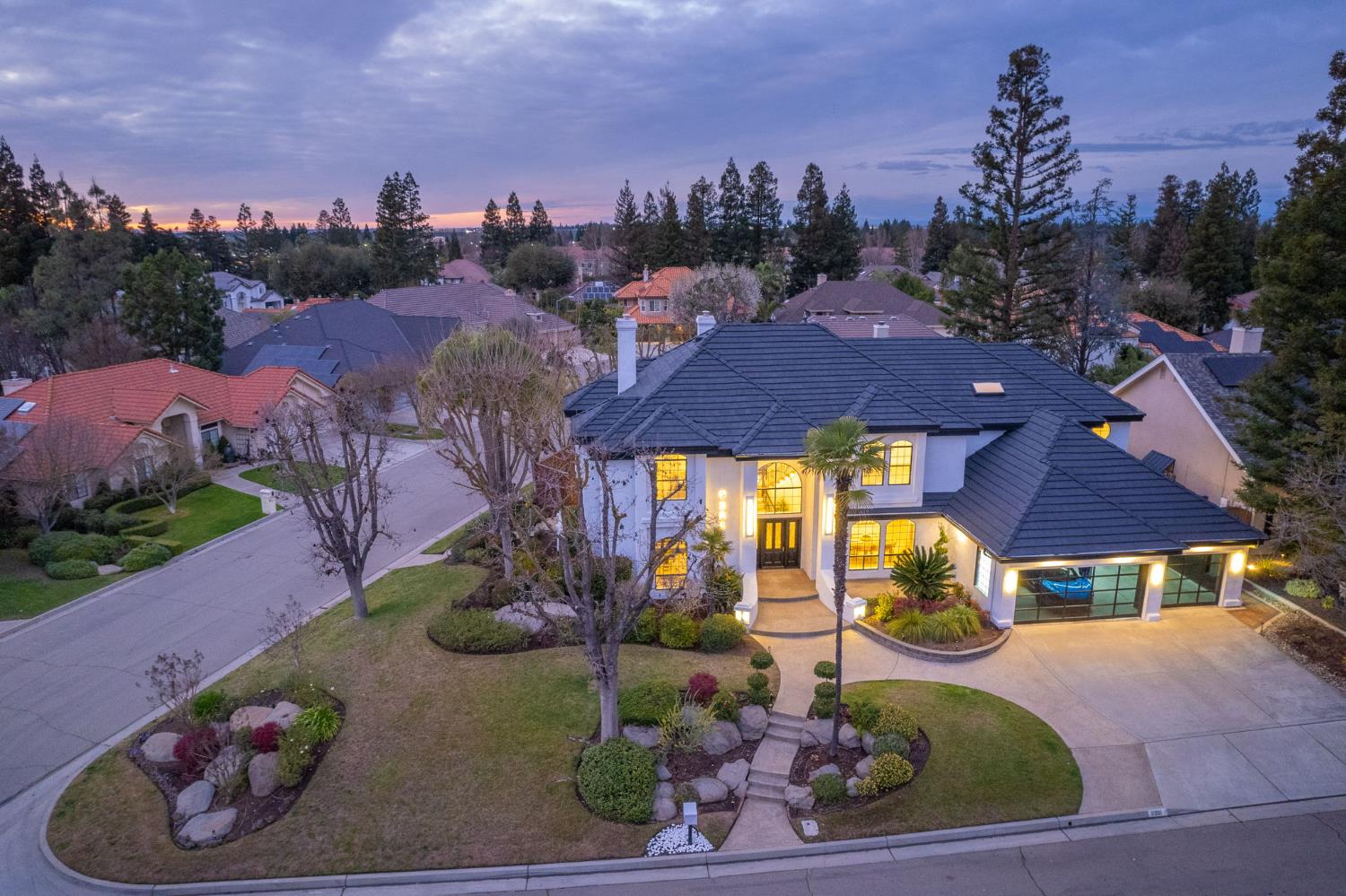 9381 N Woodmont Dr, Fresno, CA 93720