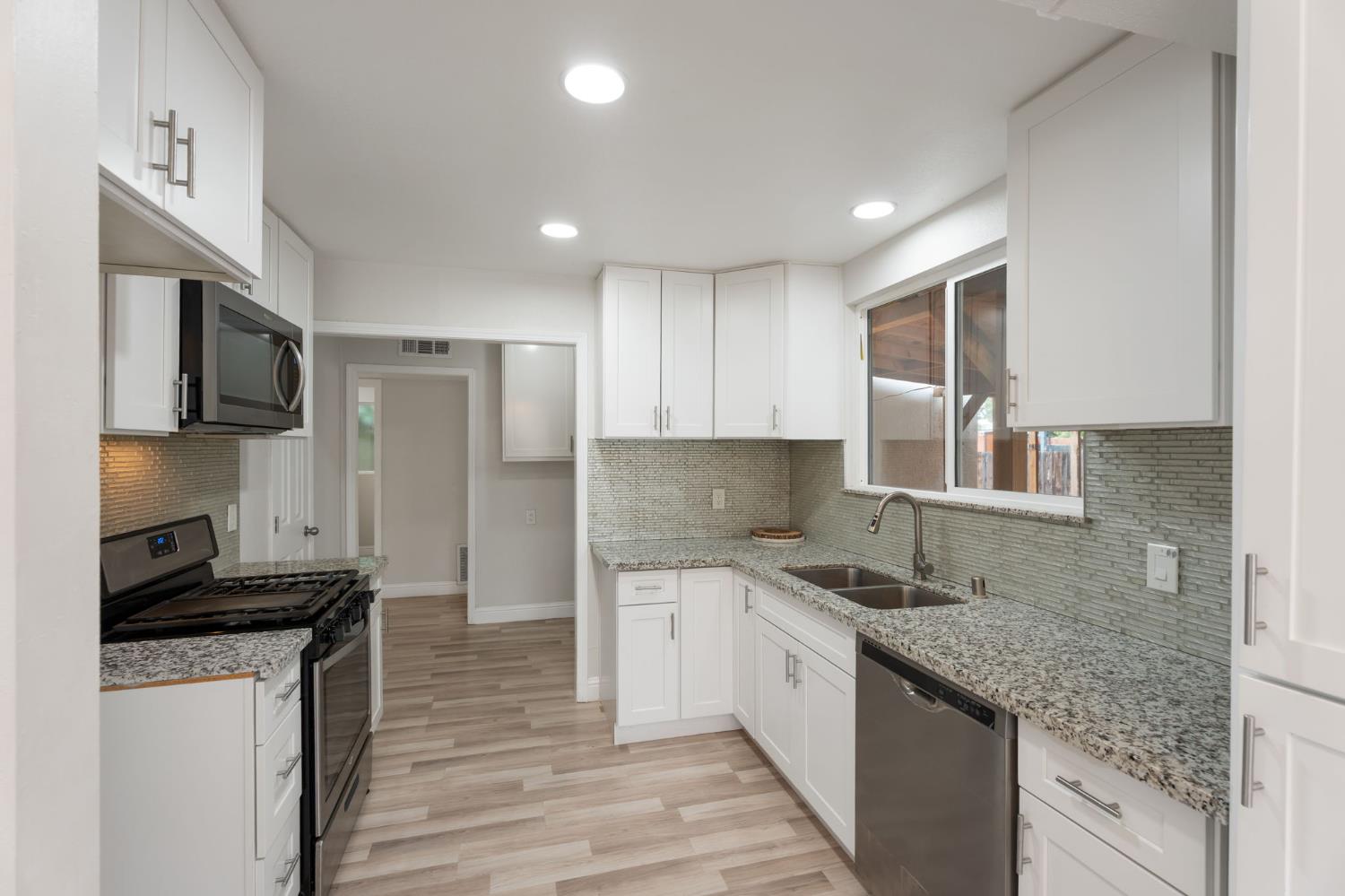 818 W Peralta Way, Fresno, CA 93705