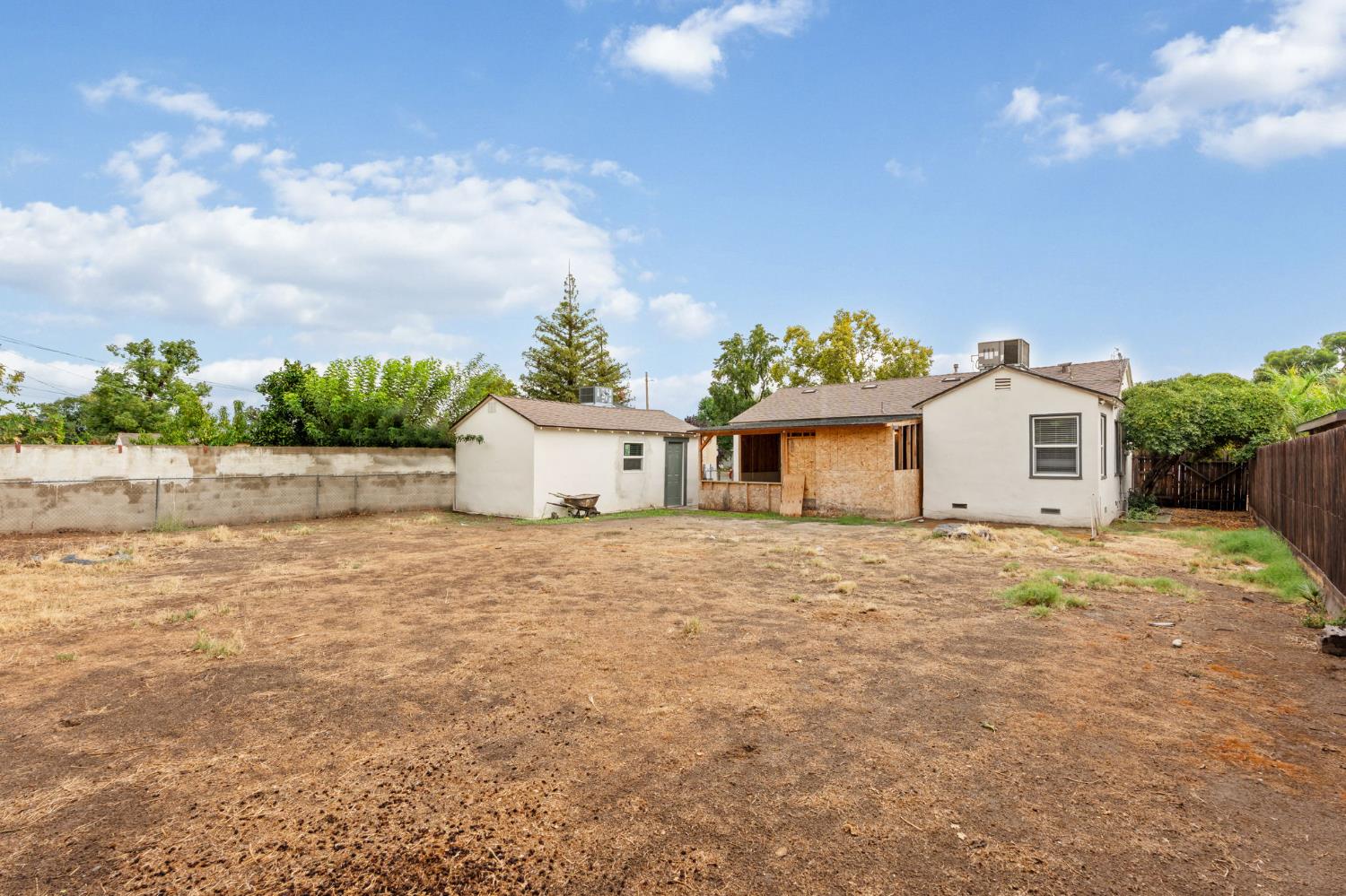 818 W Peralta Way, Fresno, CA 93705